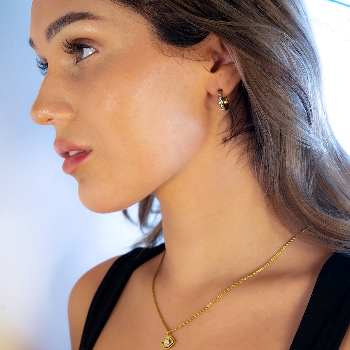 Style TENDER Or : Mini boucles d'oreilles en forme de cœur serties de zircons pavés.