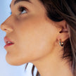 Style TENDER Or : Mini boucles d'oreilles en forme de cœur serties de zircons pavés.