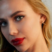 TESSA : Boucles d'oreilles à barres croisées avec pierres précieuses en zircone.