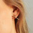 TESSA : Boucles d'oreilles à barres croisées avec pierres précieuses en zircone.