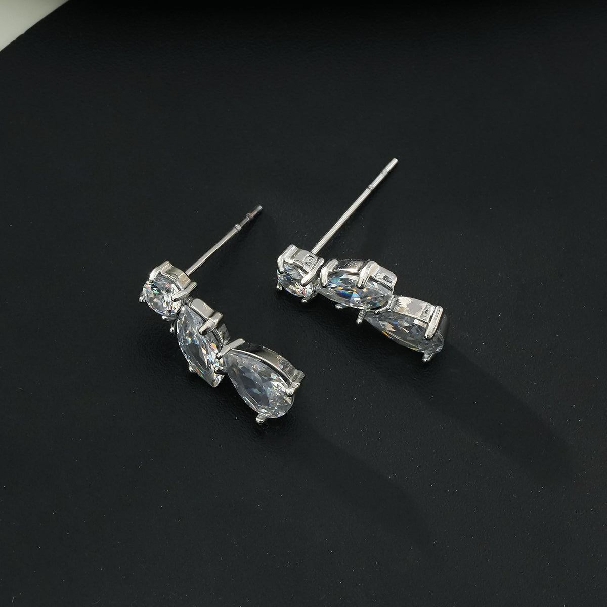 THEOLA : Boucles d'oreilles créoles en forme de pile de trois moissanites, effet éclatant, en or blanc argenté.