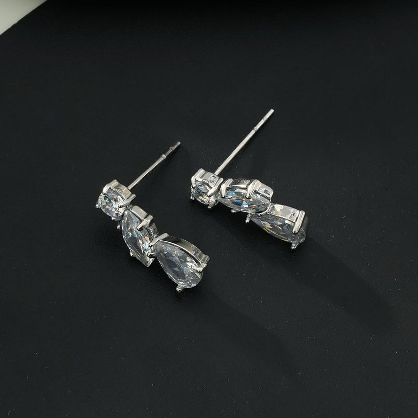 THEOLA : Boucles d'oreilles créoles en forme de pile de trois moissanites, effet éclatant, en or blanc argenté.