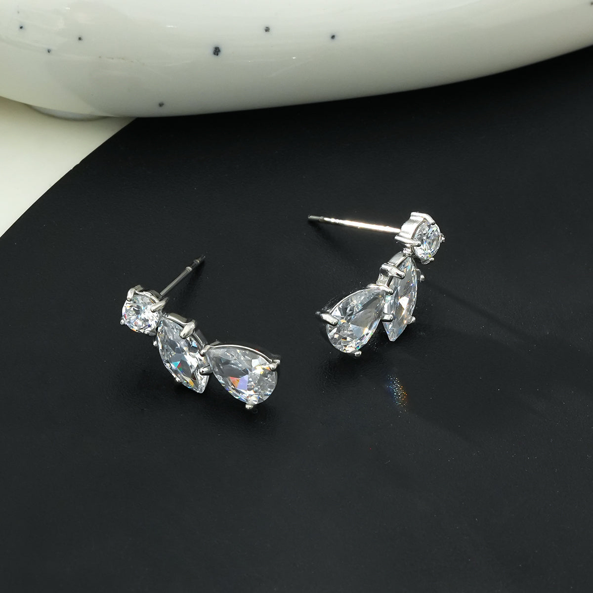 THEOLA : Boucles d'oreilles créoles en forme de pile de trois moissanites, effet éclatant, en or blanc argenté.