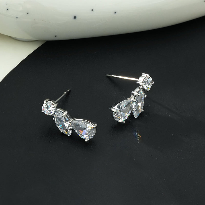 THEOLA : Boucles d'oreilles créoles en forme de pile de trois moissanites, effet éclatant, en or blanc argenté.
