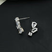 THEOLA : Boucles d'oreilles créoles en forme de pile de trois moissanites, effet éclatant, en or blanc argenté.