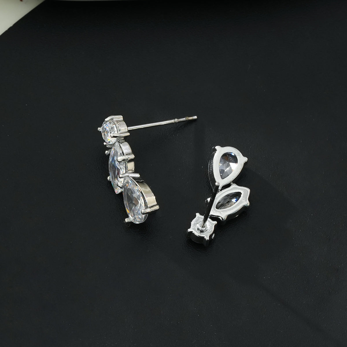 THEOLA : Boucles d'oreilles créoles en forme de pile de trois moissanites, effet éclatant, en or blanc argenté.