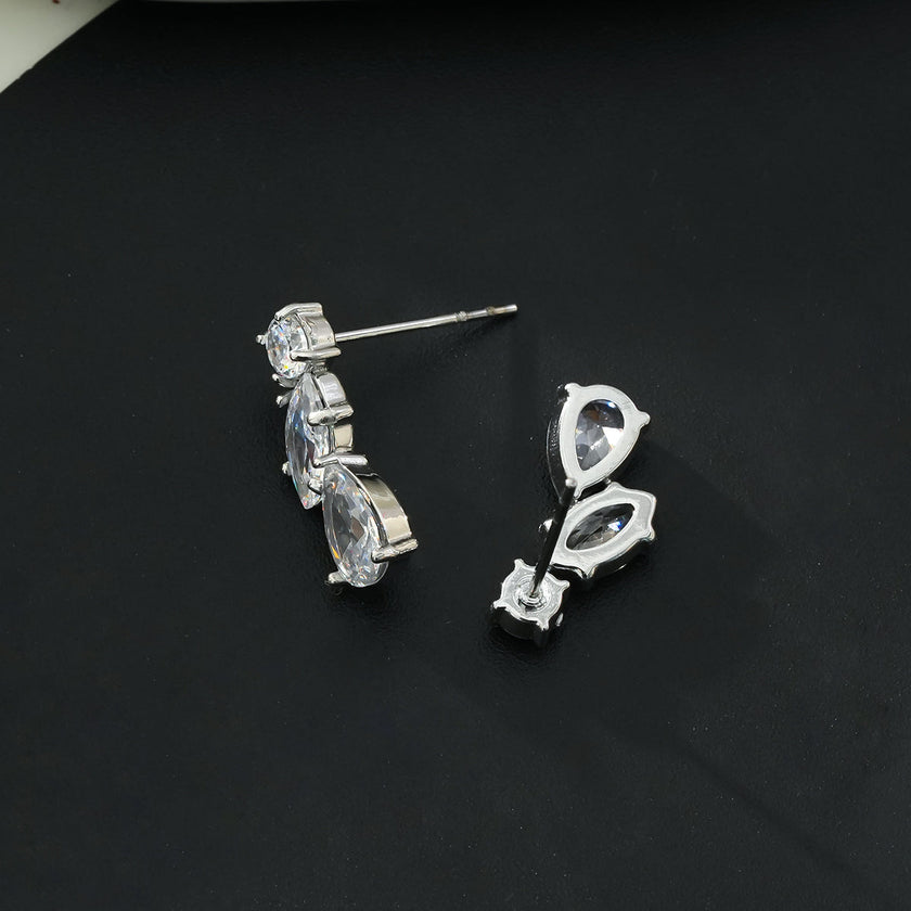 THEOLA : Boucles d'oreilles créoles en forme de pile de trois moissanites, effet éclatant, en or blanc argenté.