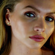 TINDRA : Boucles d'oreilles en forme d'ovale en or avec un zircon solitaire.