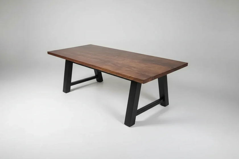 Table à diner industrielle style Établie patte en acier noir avec plateau en acacia