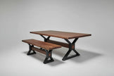 Table à diner patte en X noir mat avec plateau en Acacia Brun et 1 Banc patte en X noir mat en bois d'acacia brun