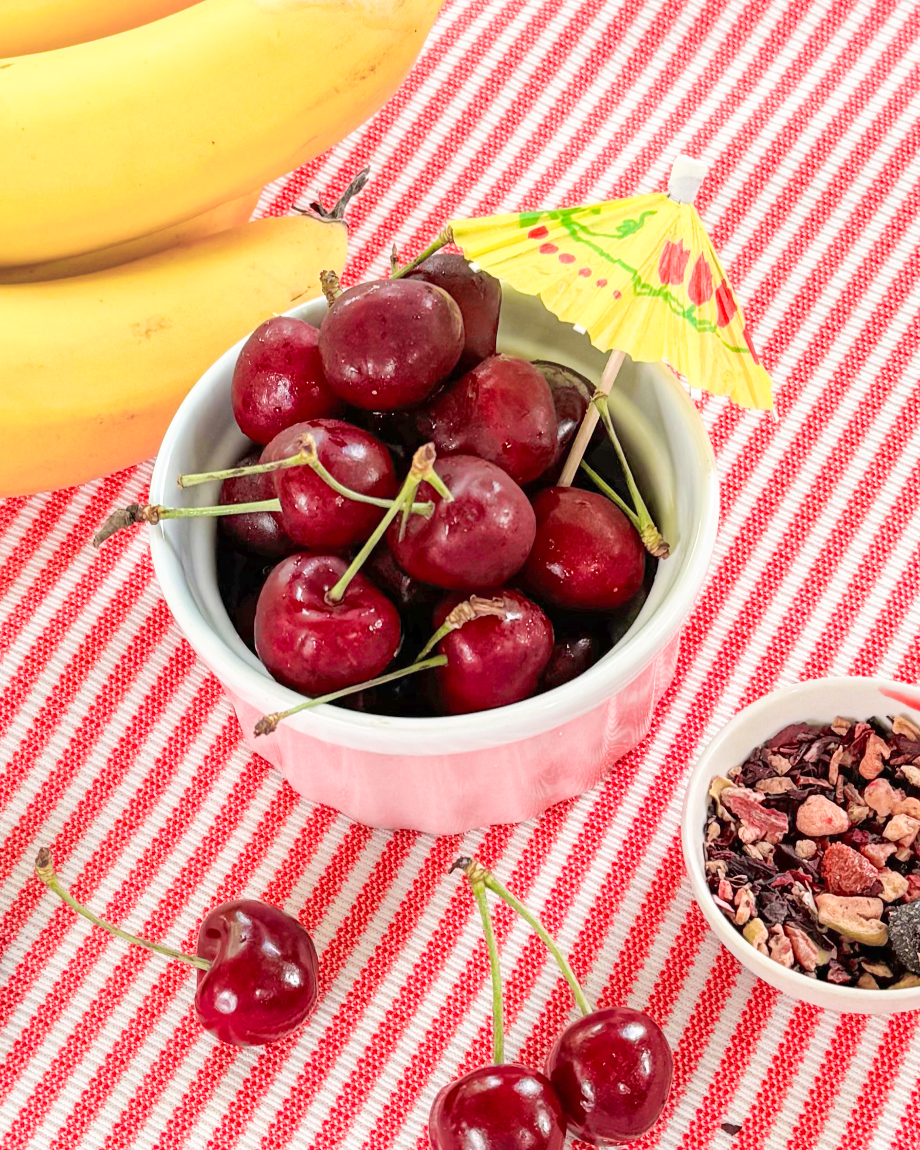 Fente de banane à la cerise