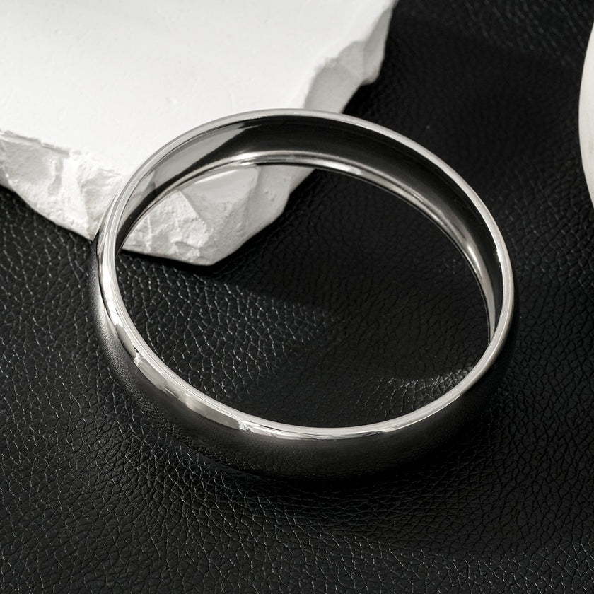 Style UMUAKOT: Mid Width Classic Silver Band Bracelet