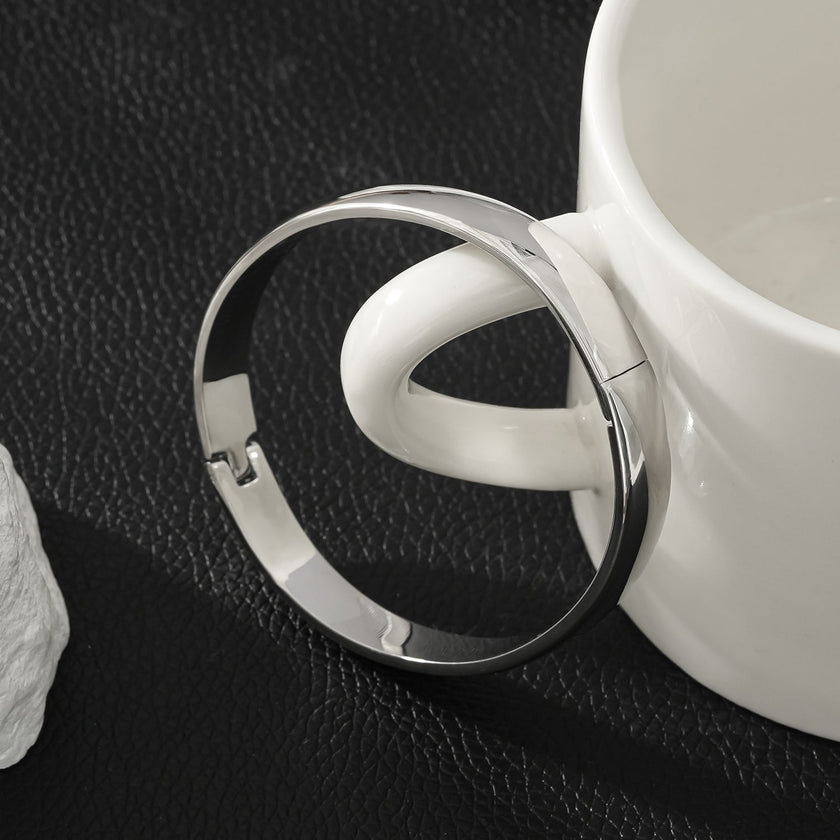 Style UMUAKOT: Mid Width Classic Silver Band Bracelet