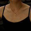 Collier UNLOK en or perlé avec pendentif clé orné de zircons.