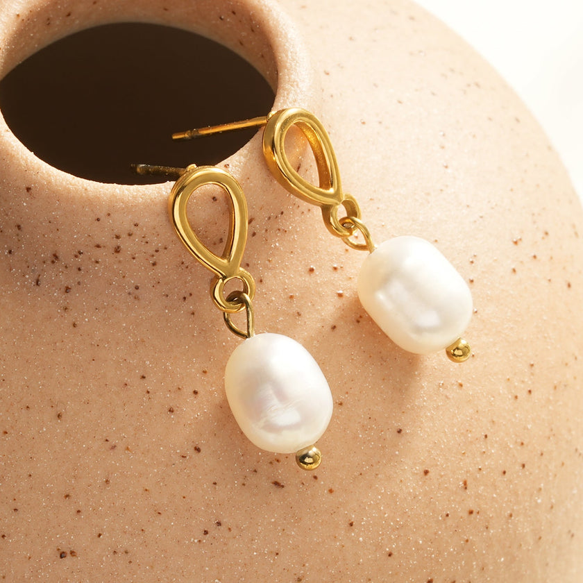 VARKONY Gold : Élégantes petites boucles d'oreilles en forme de goutte d'eau avec des perles d'eau douce brillantes.