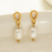 VARKONY Gold : Élégantes petites boucles d'oreilles en forme de goutte d'eau avec des perles d'eau douce brillantes.