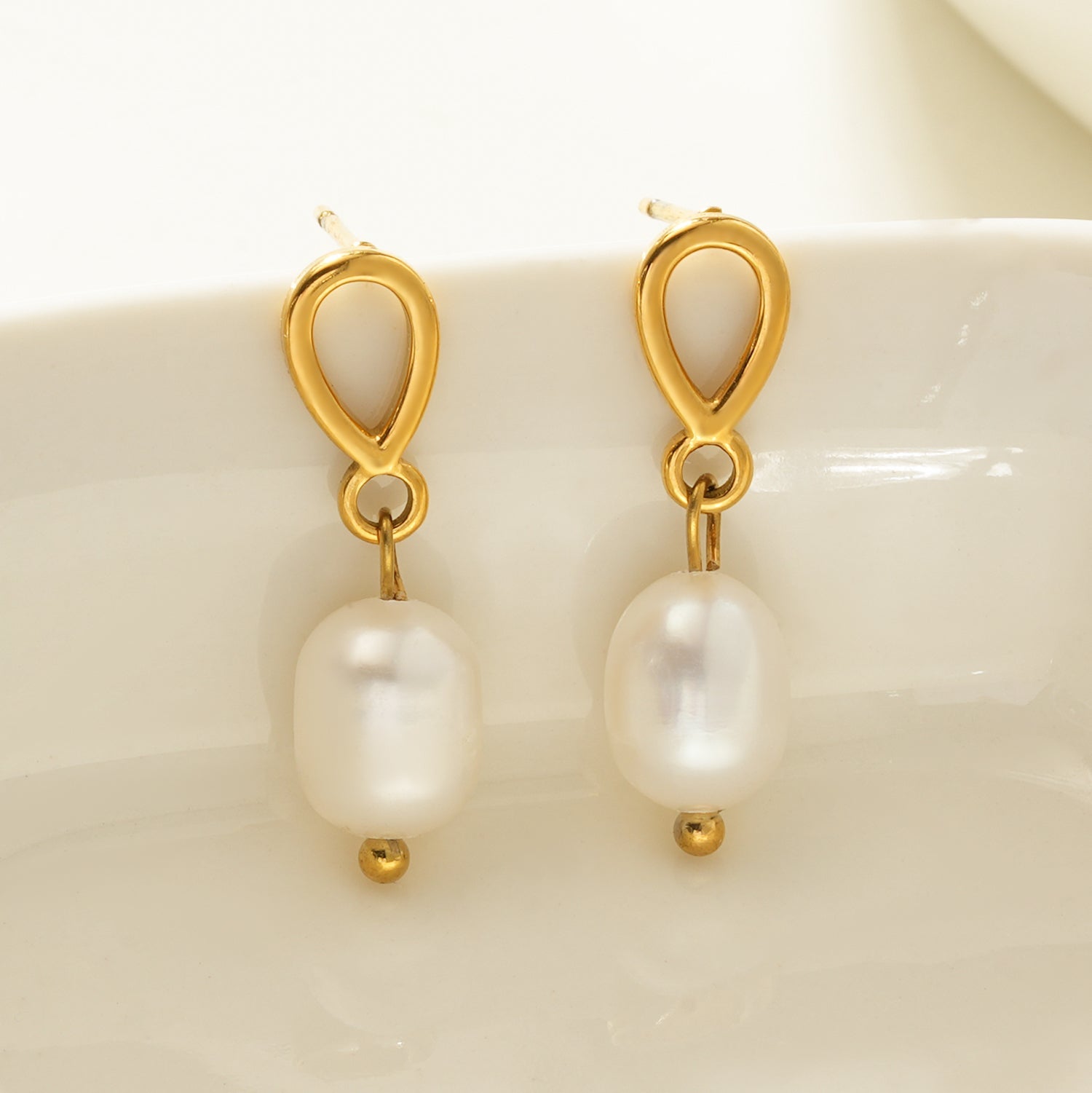 VARKONY Gold : Élégantes petites boucles d'oreilles en forme de goutte d'eau avec des perles d'eau douce brillantes.