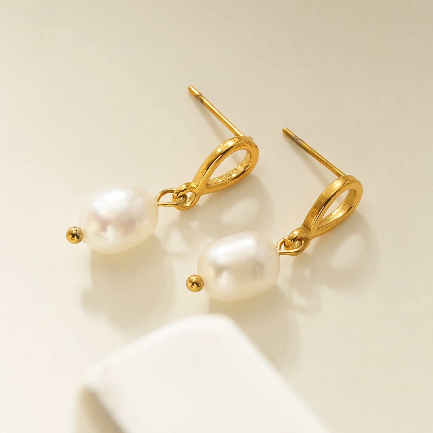 VARKONY Gold : Élégantes petites boucles d'oreilles en forme de goutte d'eau avec des perles d'eau douce brillantes.