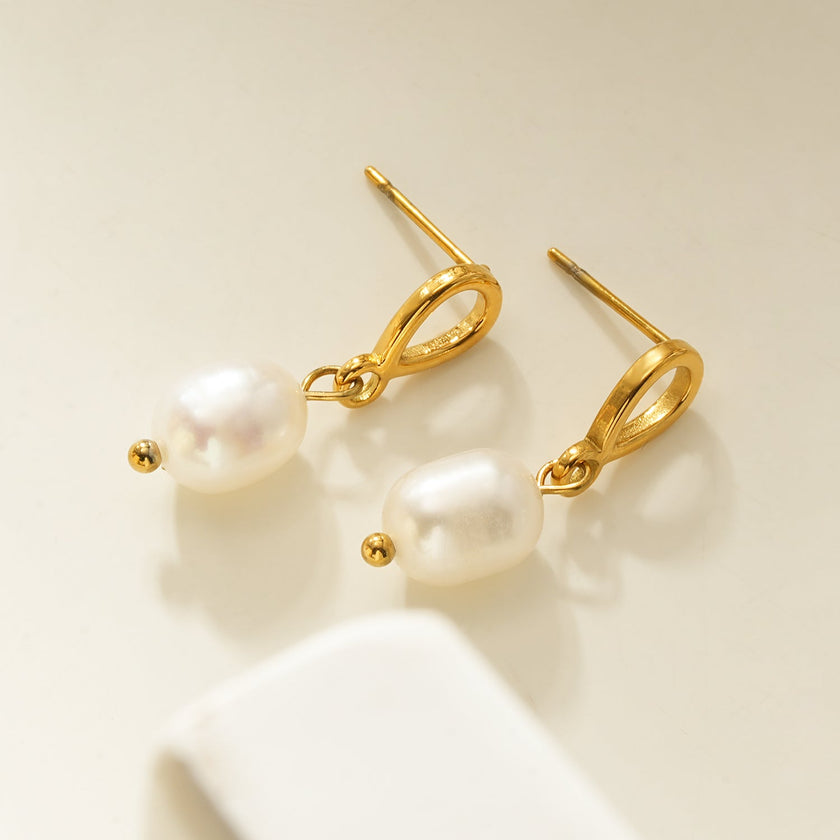 VARKONY Gold : Élégantes petites boucles d'oreilles en forme de goutte d'eau avec des perles d'eau douce brillantes.