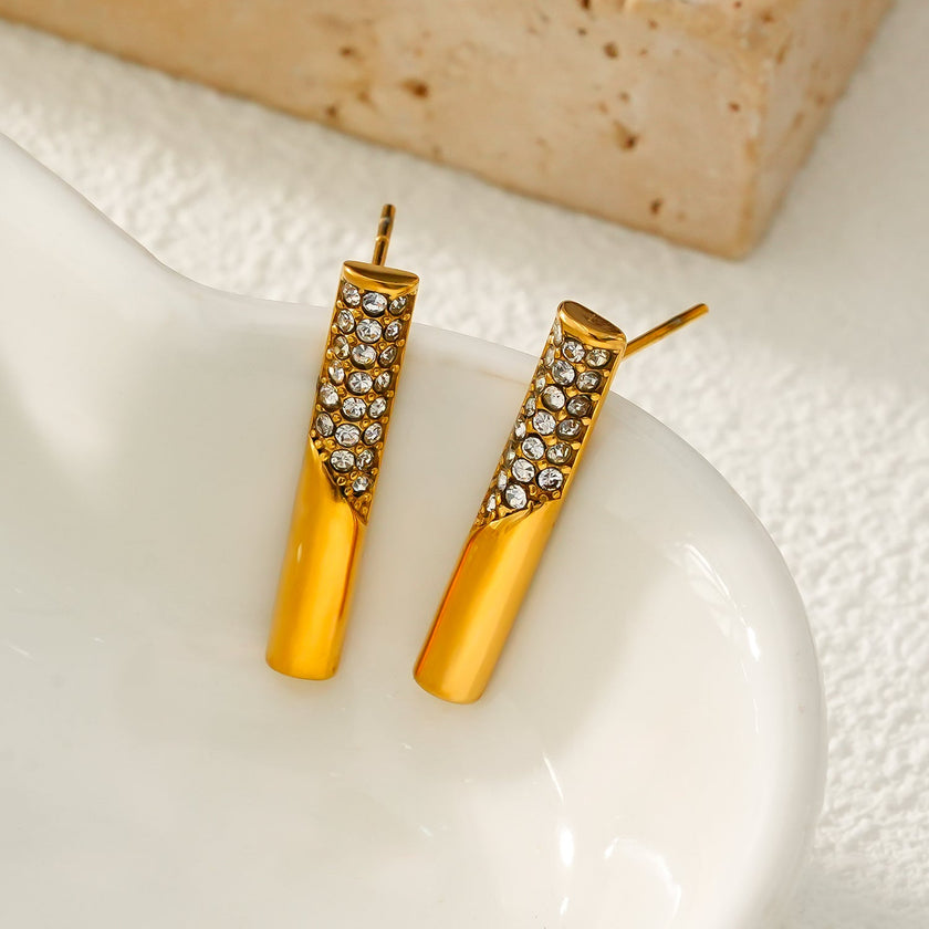 VOLTAMI Or : Boucles d'oreilles minimalistes à barre sertie de zirconiums pavés.