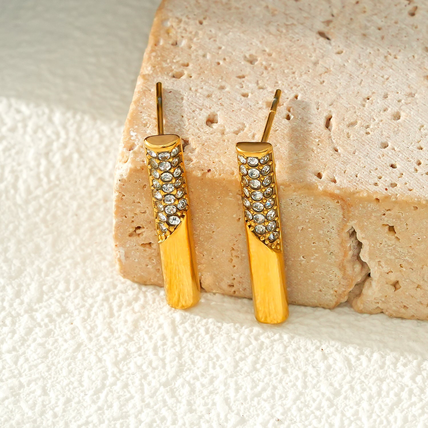 VOLTAMI Or : Boucles d'oreilles minimalistes à barre sertie de zirconiums pavés.
