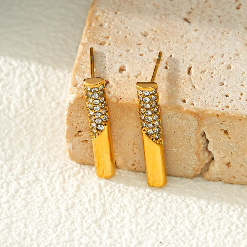 VOLTAMI Or : Boucles d'oreilles minimalistes à barre sertie de zirconiums pavés.