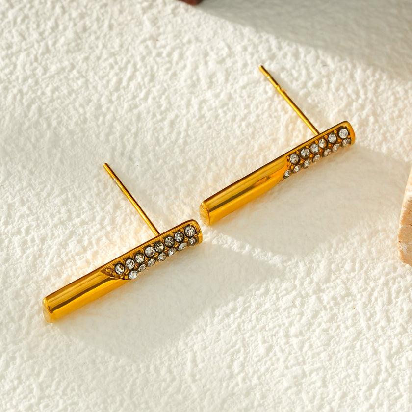 VOLTAMI Or : Boucles d'oreilles minimalistes à barre sertie de zirconiums pavés.