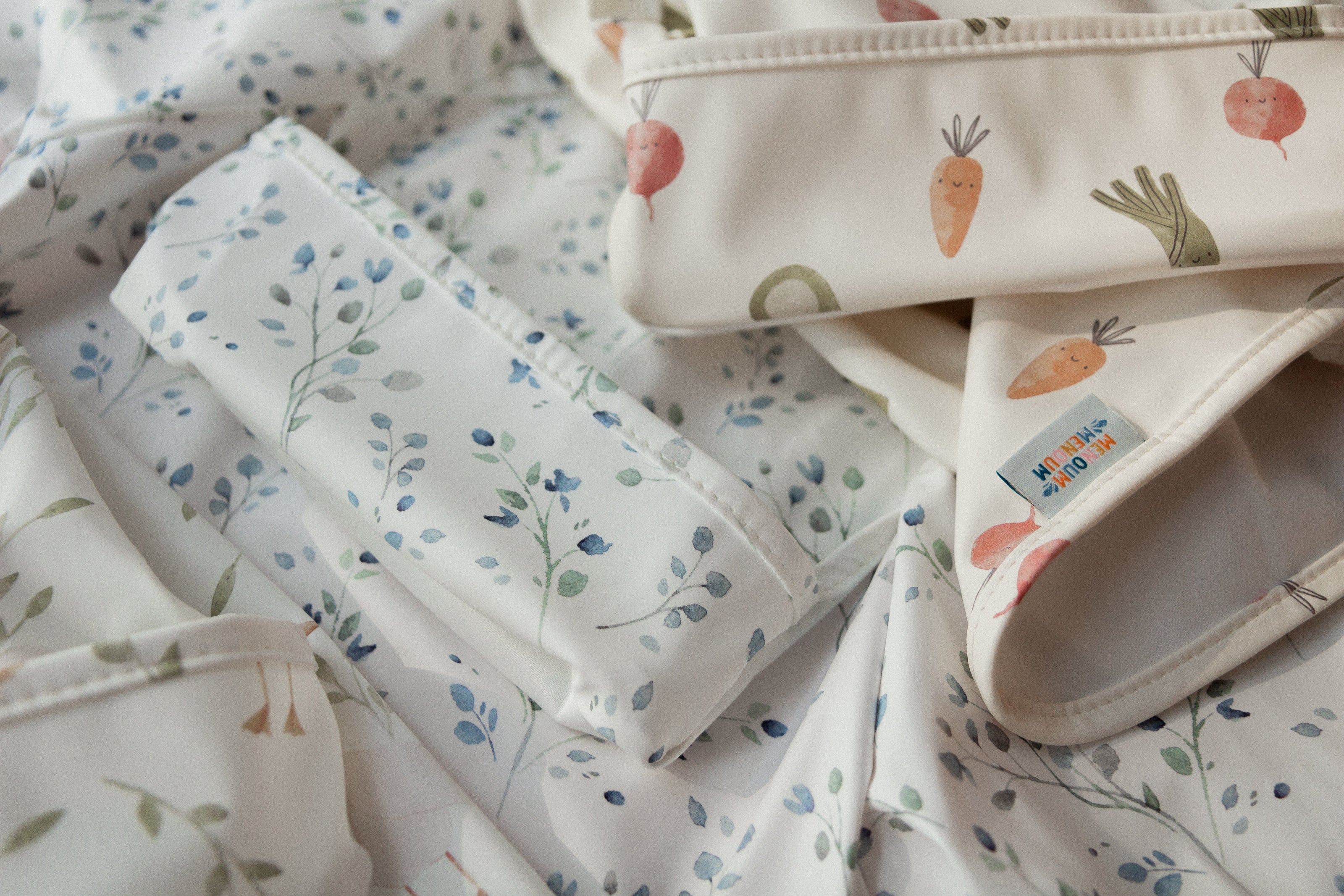 Long-sleeved bib - Delicate flowers - Menoum