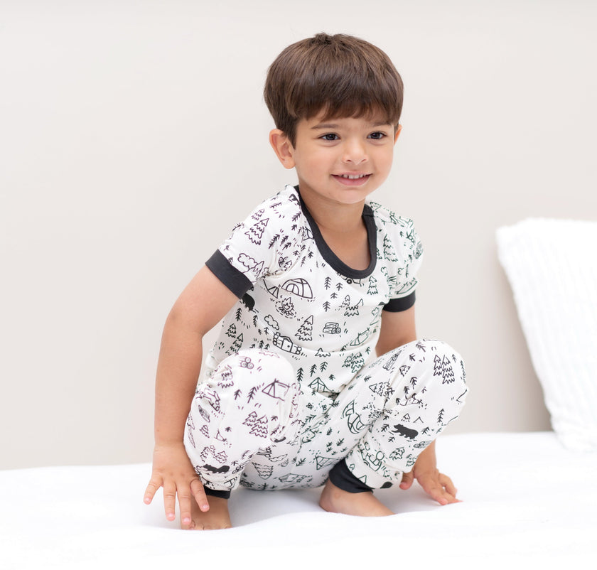 Pyjama en bambou à manches courtes (motif Doodle Camp)
