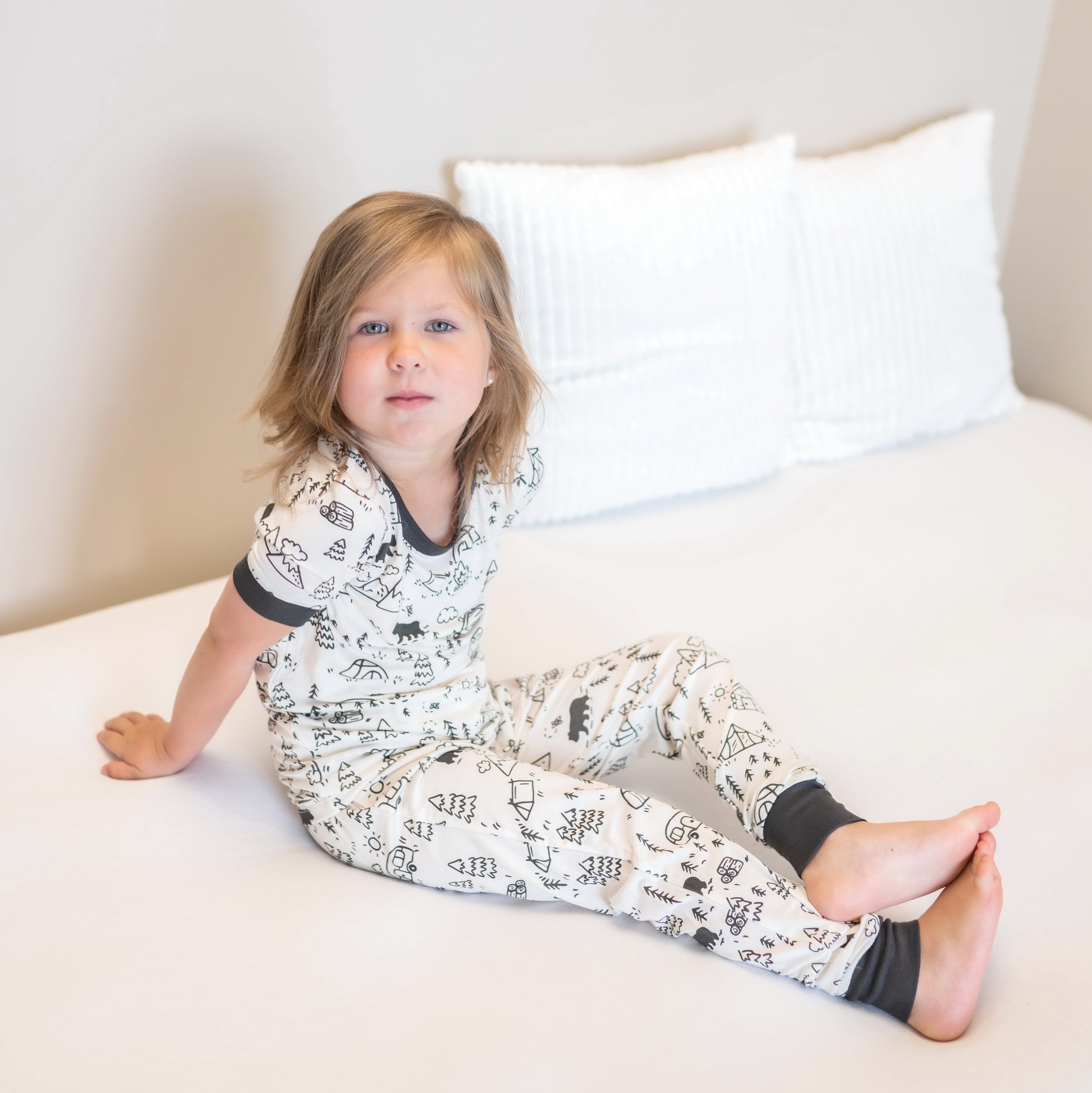 Pyjama en bambou à manches courtes (motif Doodle Camp)