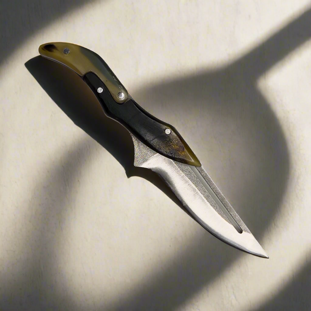 Couteau de poche Ginza Steel - X Fold avec lame en acier N690 et manche en corne de bélier.