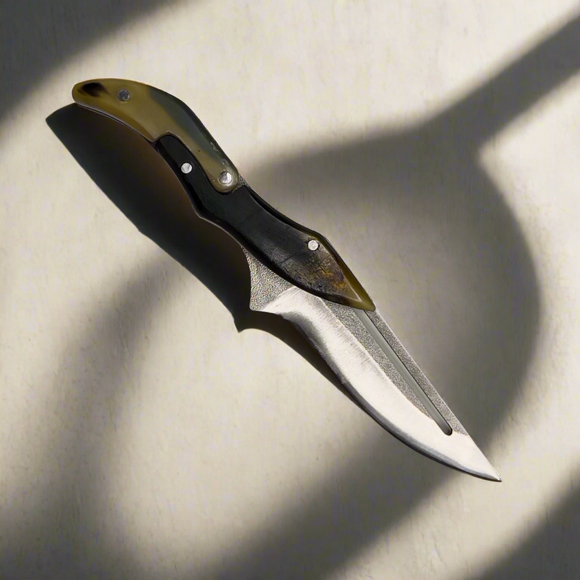 Couteau de poche Ginza Steel - X Fold avec lame en acier N690 et manche en corne de bélier.