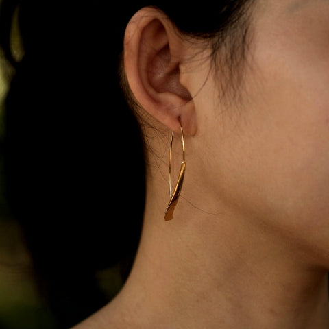 XIMENA: Geometric Curves Gold Hoops