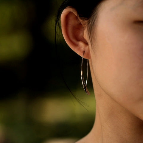 Boucles d'oreilles argentées XIMENA à motifs géométriques incurvés
