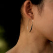 Boucles d'oreilles argentées XIMENA à motifs géométriques incurvés