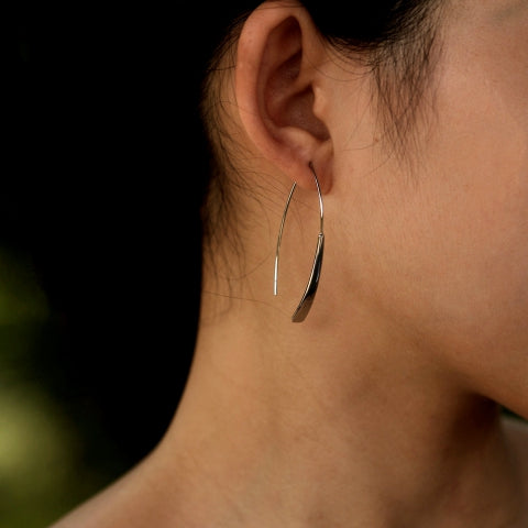 Boucles d'oreilles argentées XIMENA à motifs géométriques incurvés