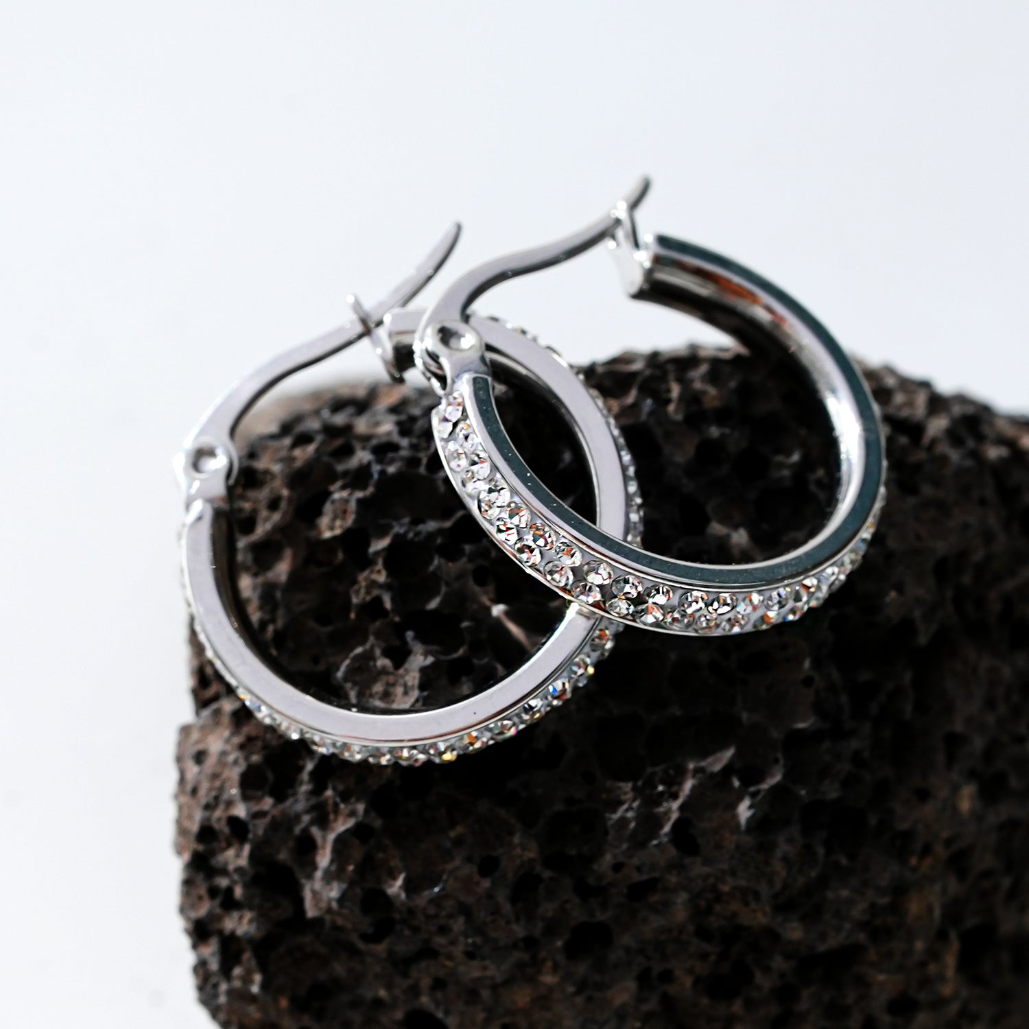Style YARA : Boucles d'oreilles créoles en zircone pavée 'Pavé All the Way' (petite taille) Argent