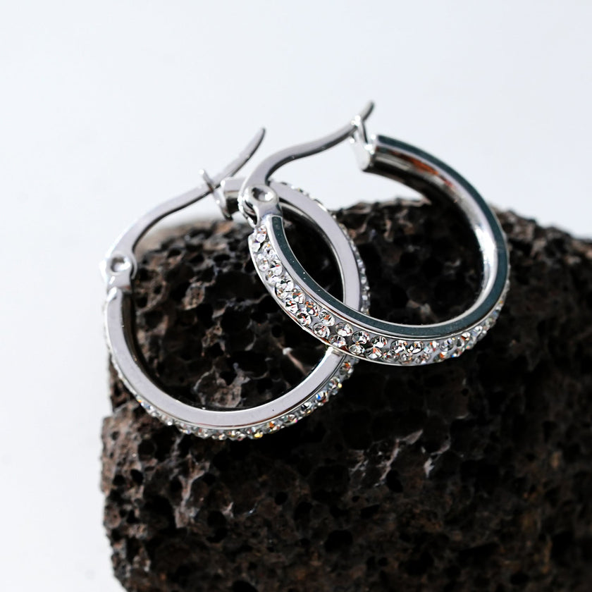 Style YARA : Boucles d'oreilles créoles en zircone pavée 'Pavé All the Way' (petite taille) Argent
