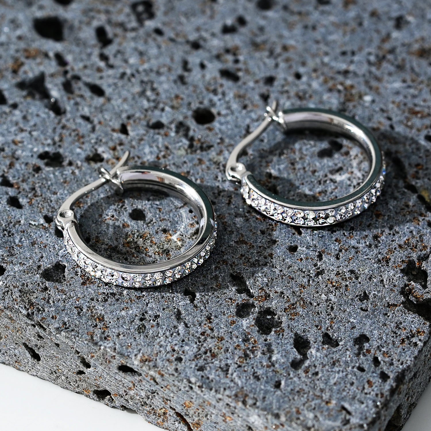 Style YARA : Boucles d'oreilles créoles en zircone pavée 'Pavé All the Way' (petite taille) Argent