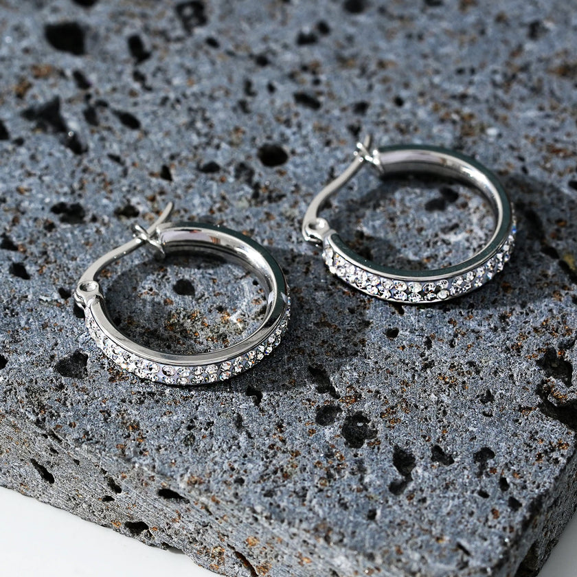 Style YARA : Boucles d'oreilles créoles en zircone pavée 'Pavé All the Way' (petite taille) Argent