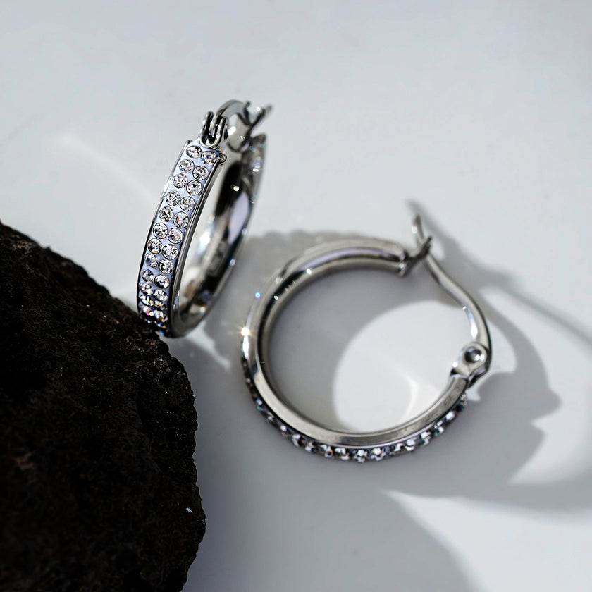 Style YARA : Boucles d'oreilles créoles en zircone pavée 'Pavé All the Way' (petite taille) Argent