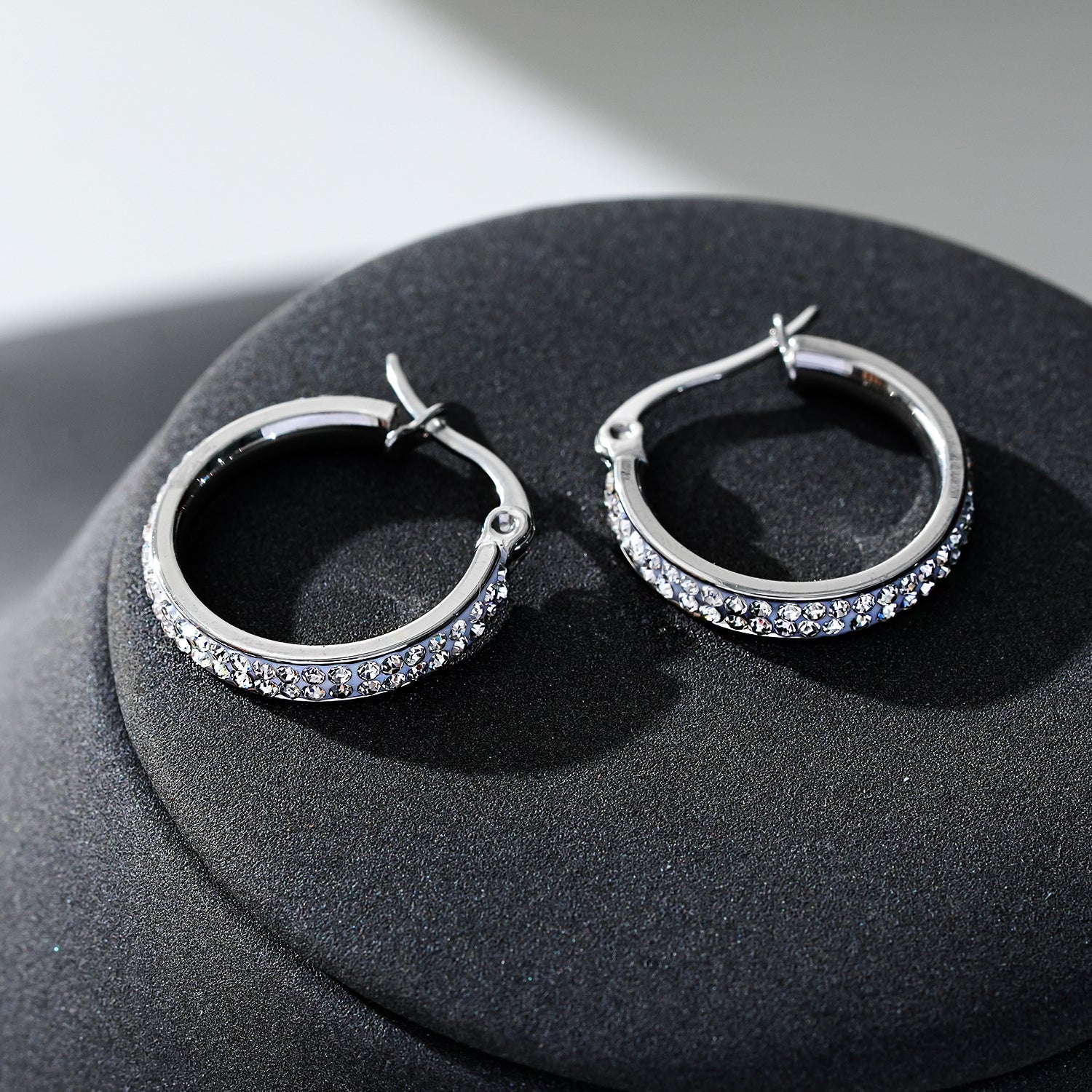 Style YARA : Boucles d'oreilles créoles en zircone pavée 'Pavé All the Way' (petite taille) Argent