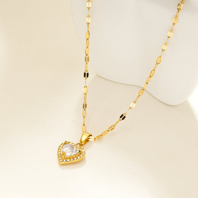 ZITA Gold : Collier délicat à chaîne de style Gucci avec pendentif en forme de cœur pavé de petits diamants scintillants.