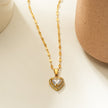 ZITA Gold : Collier délicat à chaîne de style Gucci avec pendentif en forme de cœur pavé de petits diamants scintillants.