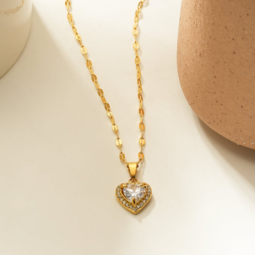 ZITA Gold : Collier délicat à chaîne de style Gucci avec pendentif en forme de cœur pavé de petits diamants scintillants.
