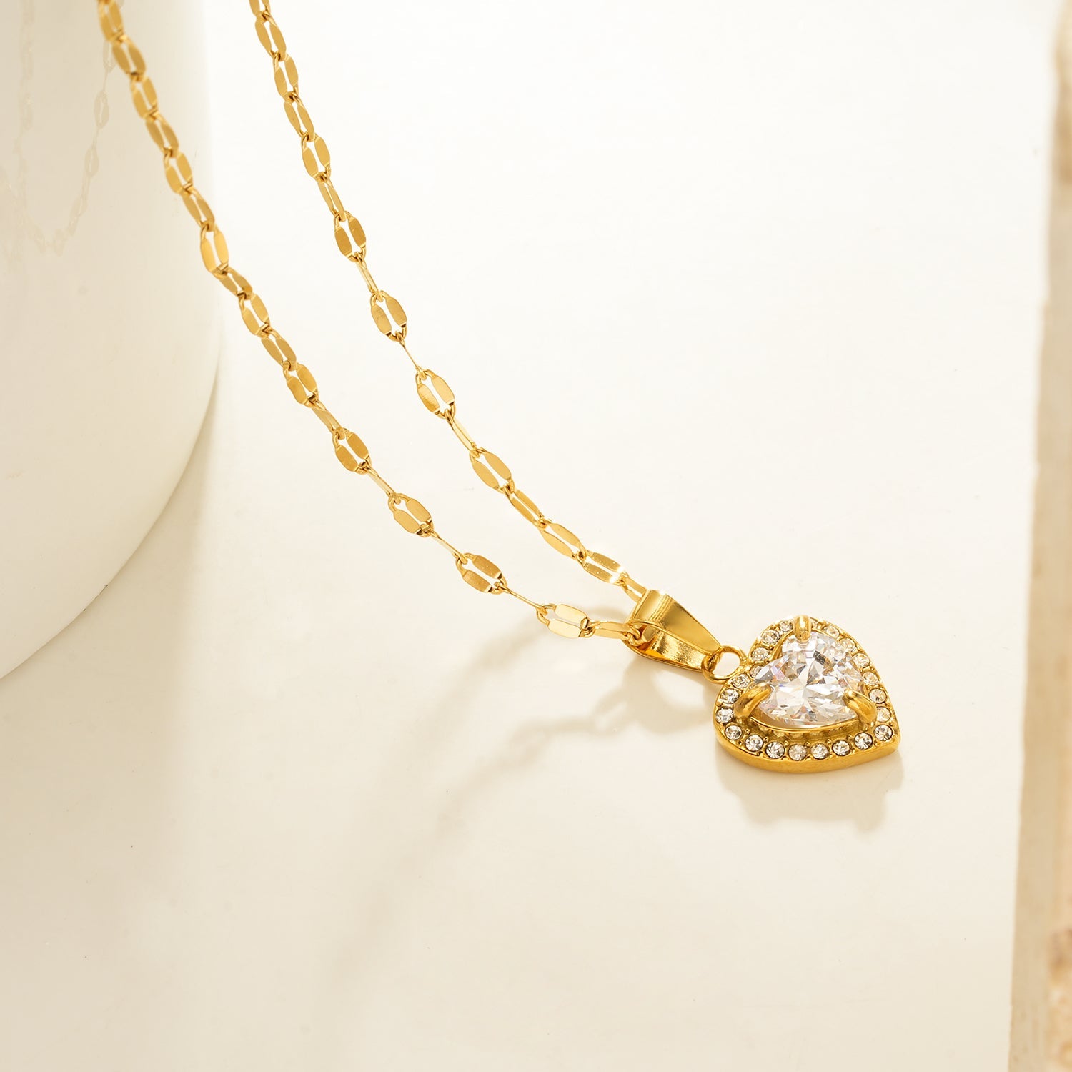 ZITA Gold : Collier délicat à chaîne de style Gucci avec pendentif en forme de cœur pavé de petits diamants scintillants.