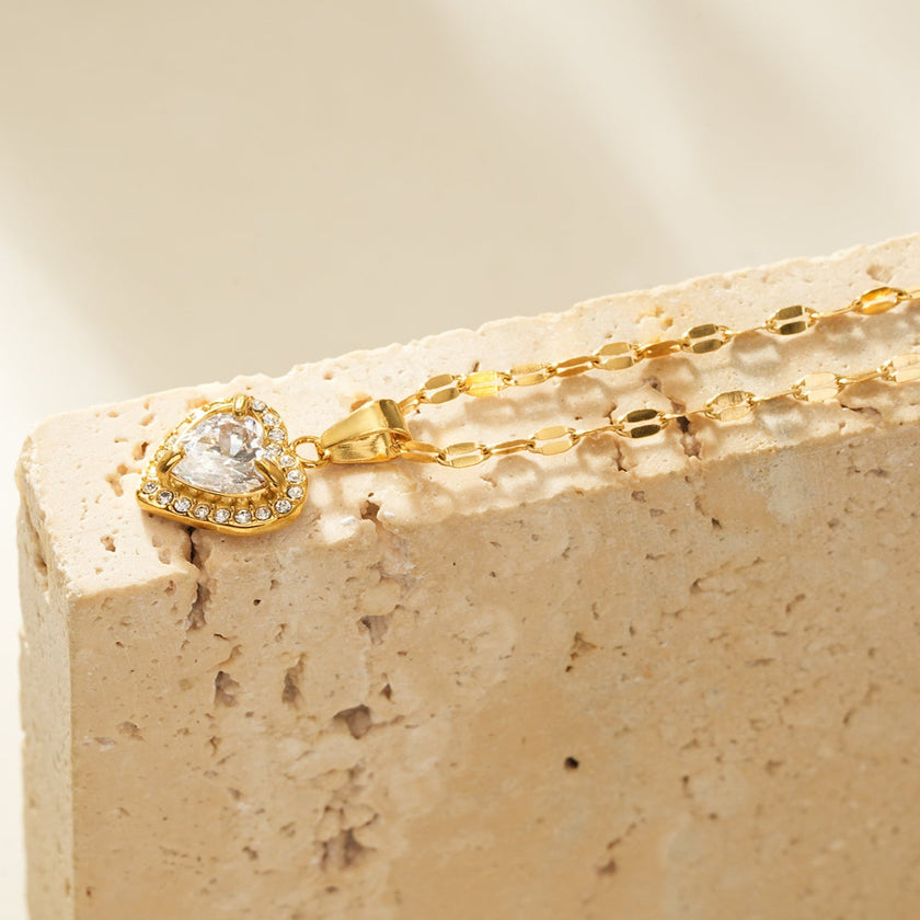 ZITA Gold : Collier délicat à chaîne de style Gucci avec pendentif en forme de cœur pavé de petits diamants scintillants.