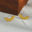 ZOEY : Boucles d'oreilles en forme de feuille incurvée avec motif.
