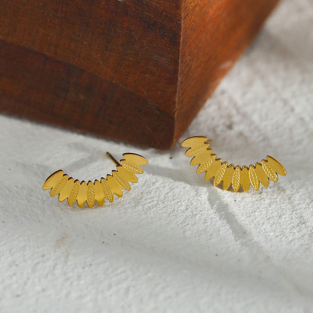 ZOEY : Boucles d'oreilles en forme de feuille incurvée avec motif.