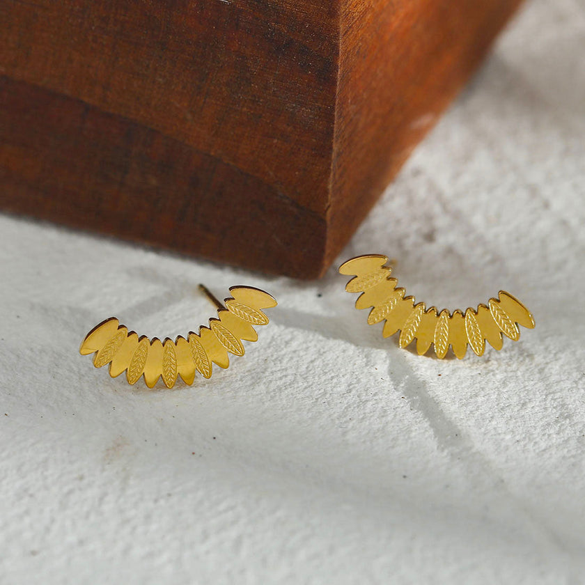 ZOEY : Boucles d'oreilles en forme de feuille incurvée avec motif.